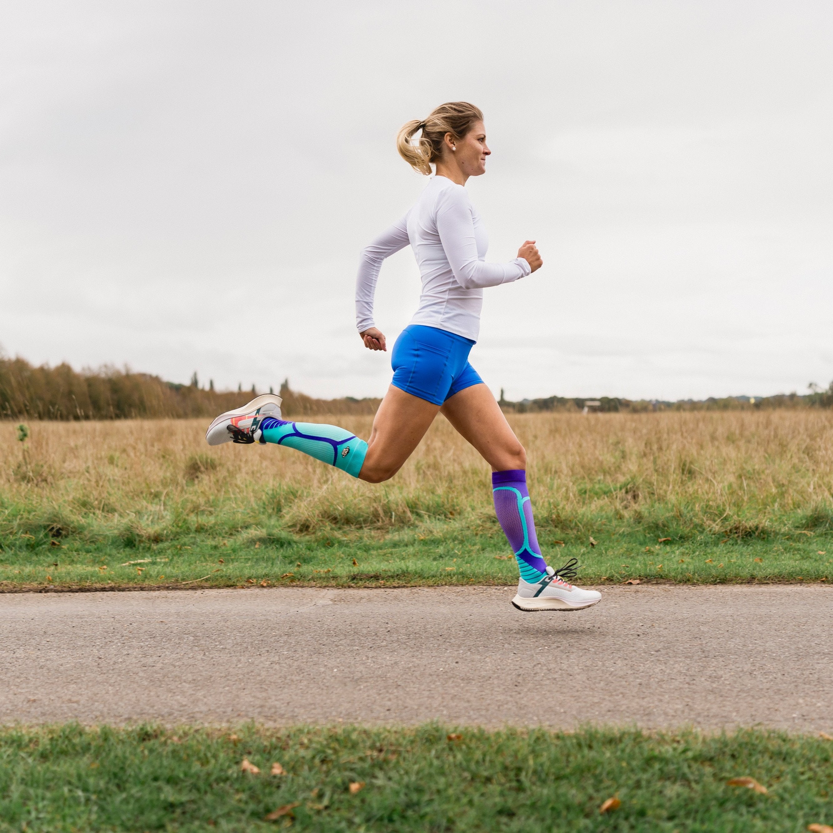 VICTORY COMPRESSION RUNING SOCKS: PURPLE + BLUE