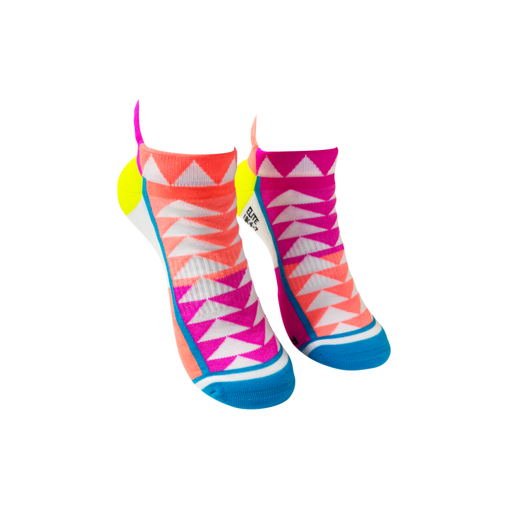 ELITE PYRAMID SPORTS SOCKS: WHITE FLURO