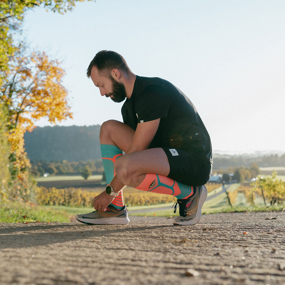VICTORY COMPRESSION RUNNING SOCKS: ORANGE + BLUE