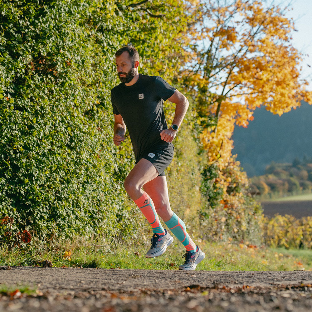 VICTORY COMPRESSION RUNNING SOCKS: ORANGE + BLUE